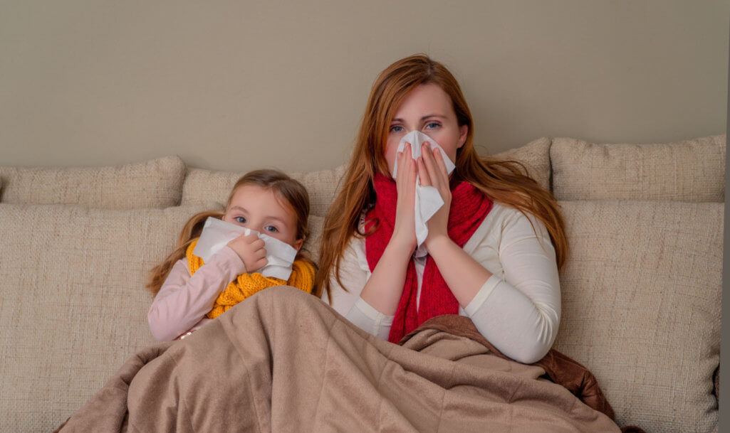 Μητέρα και κόρη πάσχουν από γρίπη έχοντας έντονο πυρετό